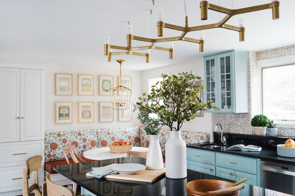 Modern inredning av ett mellanstort kök, med blå skåp, stänkskydd i terrakottakakel, en köksö, en undermonterad diskho, flerfärgad stänkskydd, rostfria vitvaror, bänkskiva i kvarts, mörkt trägolv, brunt golv och luckor med upphöjd panel