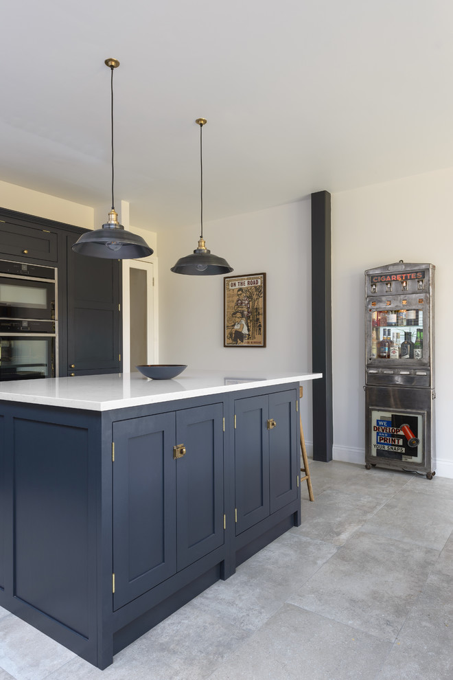 Diseño de cocina comedor clásica renovada con armarios estilo shaker, puertas de armario de madera en tonos medios, encimera de cuarcita, una isla y suelo gris
