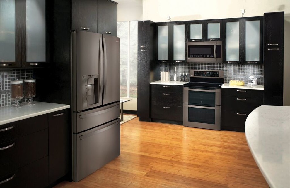 Imagen de cocina moderna con electrodomésticos de acero inoxidable