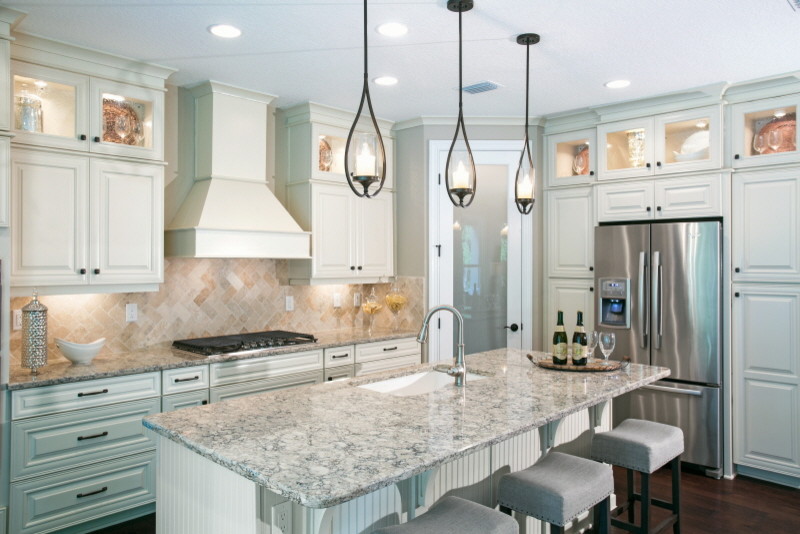 Foto di un cucina con isola centrale classico con lavello sottopiano, ante bianche, top in quarzo composito e elettrodomestici in acciaio inossidabile