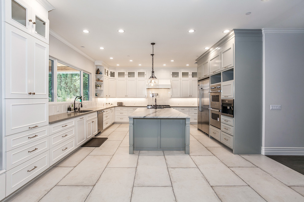 Idéer för att renovera ett mellanstort funkis grå grått kök, med en undermonterad diskho, skåp i shakerstil, grå skåp, marmorbänkskiva, vitt stänkskydd, stänkskydd i keramik, rostfria vitvaror, klinkergolv i porslin, en köksö och vitt golv