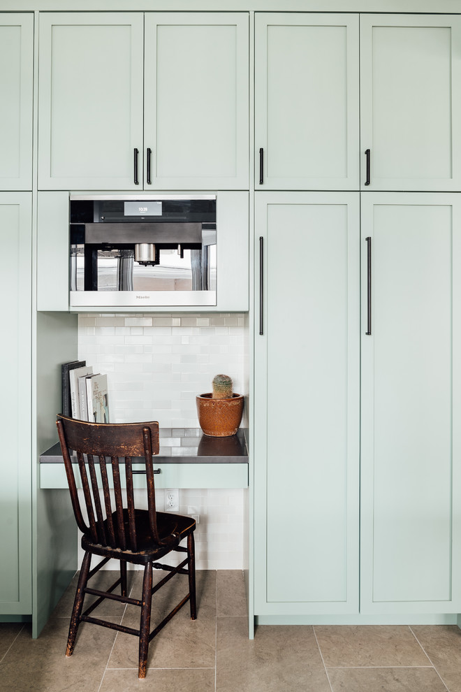 Exempel på ett mellanstort amerikanskt grå grått kök, med en integrerad diskho, skåp i shakerstil, gröna skåp, bänkskiva i koppar, rostfria vitvaror, cementgolv, en köksö och grått golv
