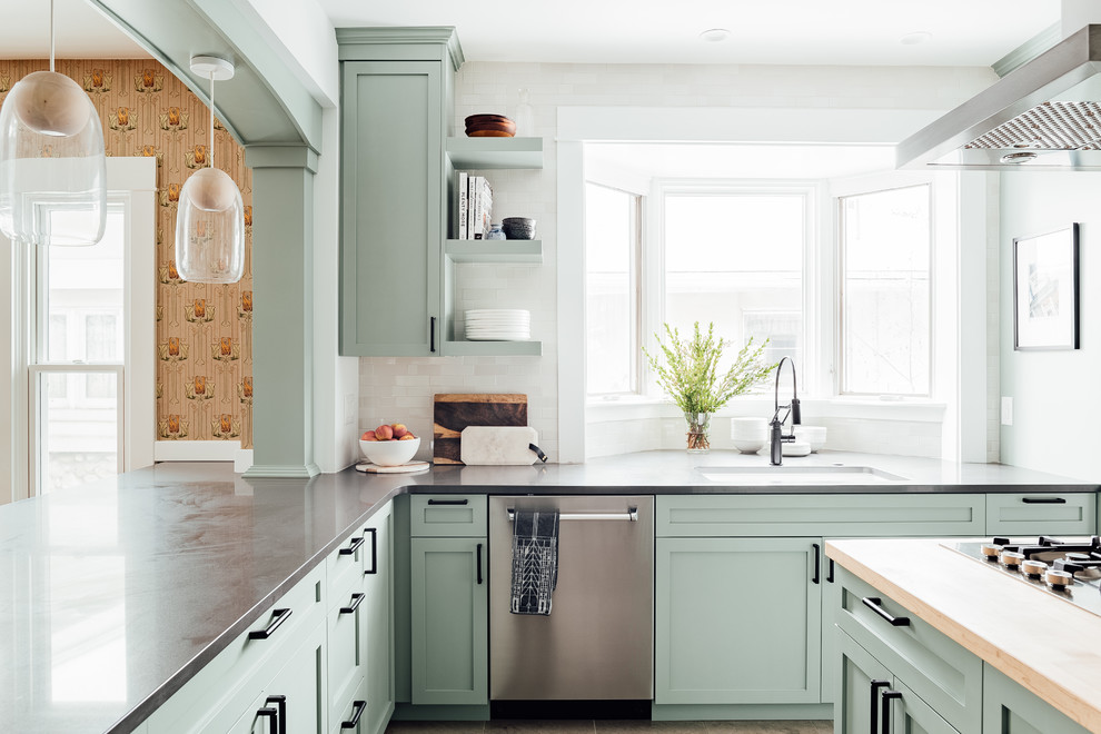 Foto på ett mellanstort vintage grå kök, med en integrerad diskho, skåp i shakerstil, gröna skåp, bänkskiva i koppar, rostfria vitvaror, cementgolv, en köksö och grått golv