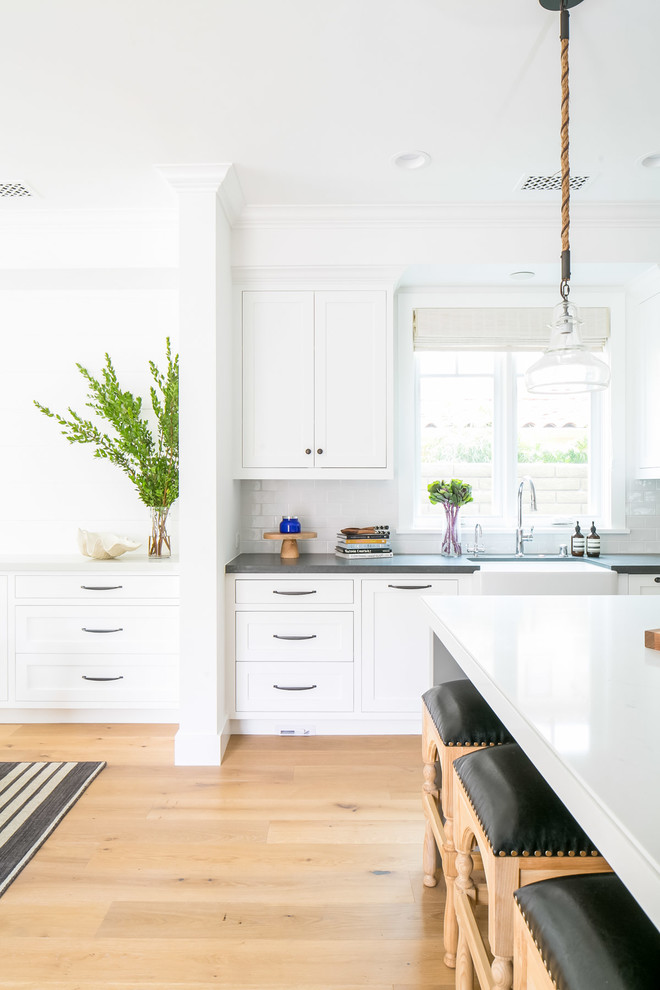 Eat-in kitchen - mid-sized coastal l-shaped eat-in kitchen idea in Orange County with an island