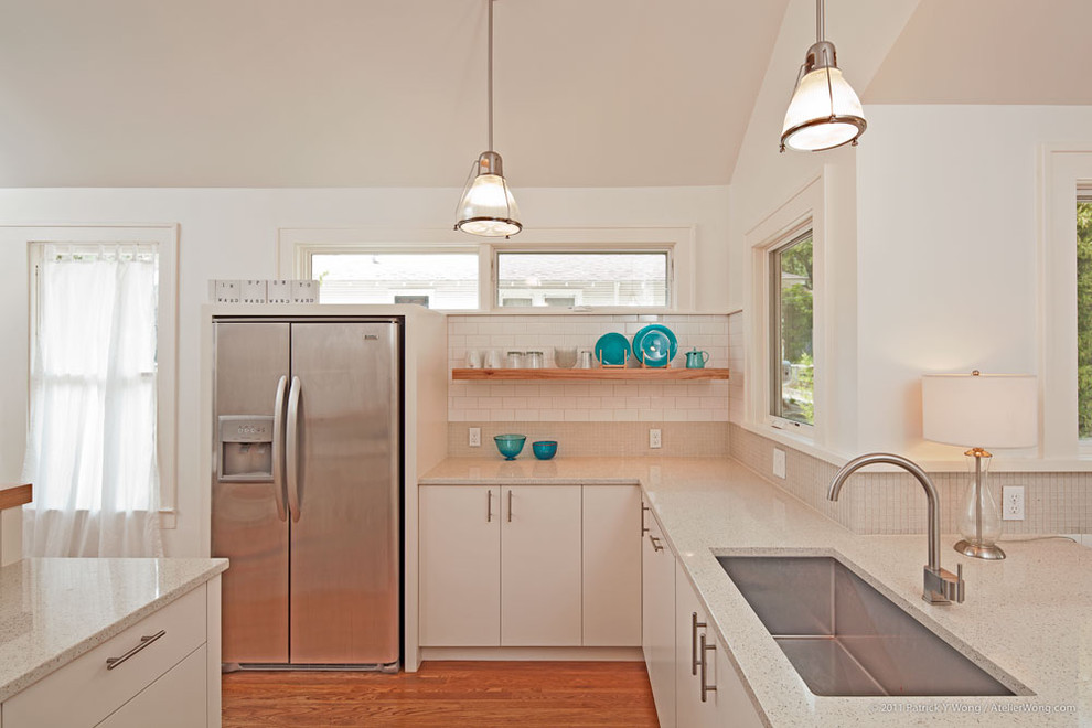 Example of a minimalist kitchen design in Austin