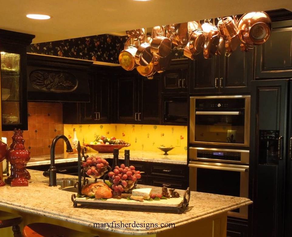 Exempel på ett litet klassiskt u-kök, med en undermonterad diskho, luckor med upphöjd panel, svarta skåp, granitbänkskiva, gult stänkskydd, rostfria vitvaror och klinkergolv i terrakotta