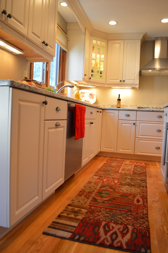 Inspiration för ett vintage kök, med en undermonterad diskho, luckor med upphöjd panel, gula skåp, bänkskiva i koppar, beige stänkskydd och rostfria vitvaror