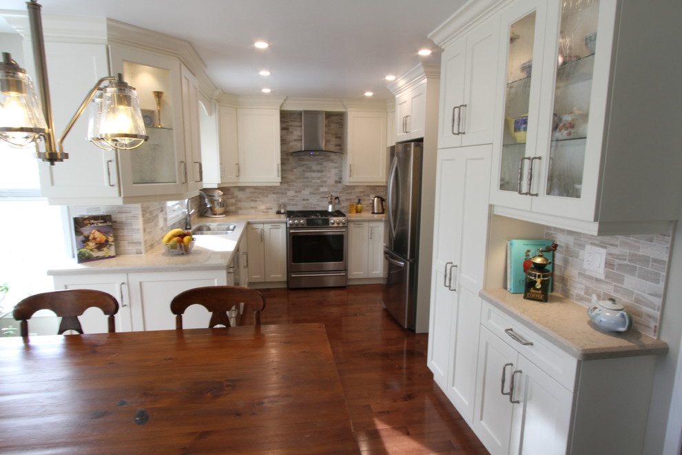 Exempel på ett mellanstort modernt vit vitt kök, med en undermonterad diskho, luckor med infälld panel, vita skåp, bänkskiva i kvarts, grått stänkskydd, stänkskydd i stenkakel, rostfria vitvaror, mörkt trägolv och rött golv