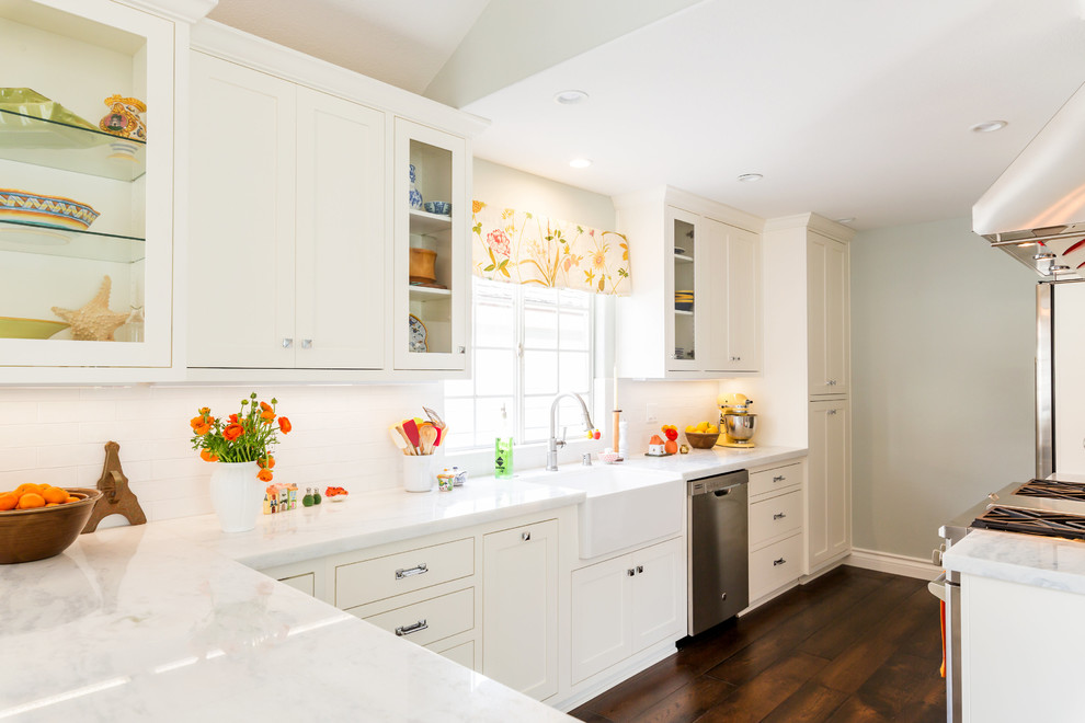 Exempel på ett mellanstort modernt kök, med en rustik diskho, luckor med infälld panel, vita skåp, bänkskiva i kvartsit, vitt stänkskydd, stänkskydd i keramik, rostfria vitvaror, mörkt trägolv och en halv köksö