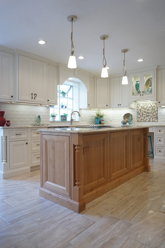 Foto di una cucina classica di medie dimensioni con lavello a doppia vasca, ante bianche, top in quarzo composito, paraspruzzi bianco e paraspruzzi con piastrelle diamantate