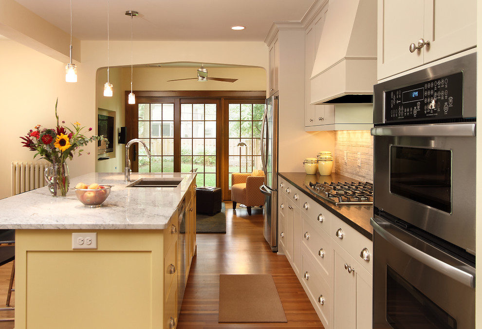 Cette photo montre une cuisine tendance avec un électroménager en acier inoxydable et plan de travail en marbre.