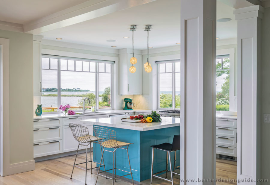 Zweizeilige, Mittelgroße Maritime Wohnküche mit Schrankfronten mit vertiefter Füllung, weißen Schränken, Küchenrückwand in Weiß, hellem Holzboden und zwei Kücheninseln in Boston
