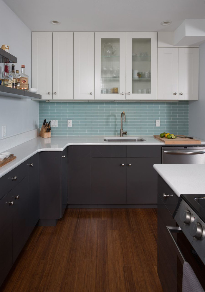オースティンにあるコンテンポラリースタイルのおしゃれなキッチン (シェーカースタイル扉のキャビネット、青いキッチンパネル、サブウェイタイルのキッチンパネル) の写真