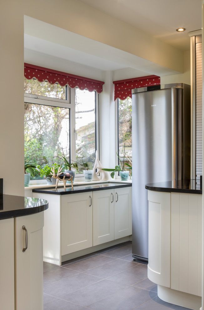 Klassische Küche mit Schrankfronten im Shaker-Stil und Granit-Arbeitsplatte in Buckinghamshire