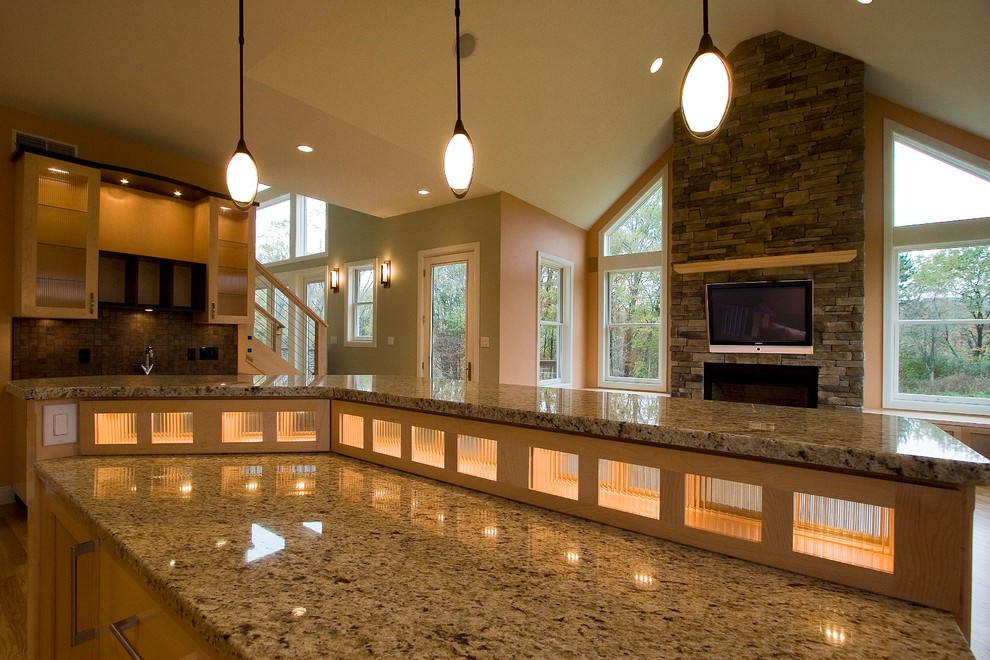 Foto di una cucina chic di medie dimensioni con ante in stile shaker, ante in legno chiaro, top in granito e pavimento in legno massello medio