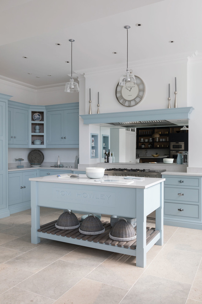Foto di una grande cucina chic chiusa con lavello integrato, ante in stile shaker, ante blu, top in quarzo composito, paraspruzzi bianco, elettrodomestici in acciaio inossidabile e top bianco