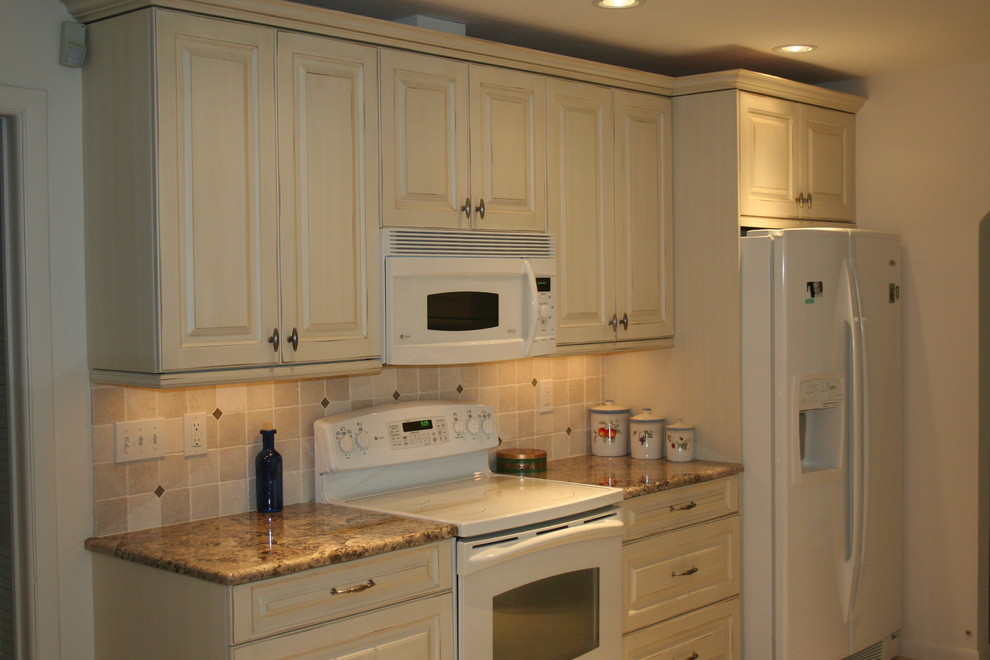 Inspiration for a timeless kitchen remodel in Tampa with white appliances
