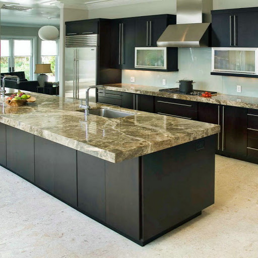 Exemple d'une cuisine nature avec plan de travail en marbre et un plan de travail gris.