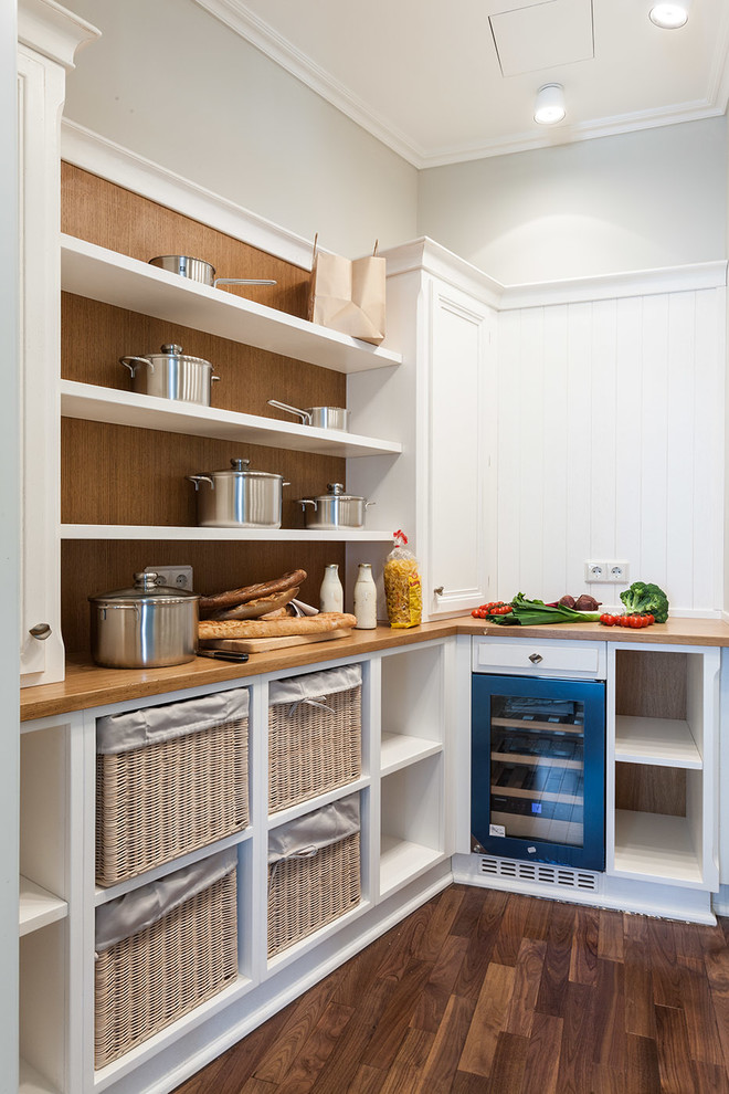 Ejemplo de cocinas en L tradicional renovada con armarios abiertos, puertas de armario blancas, encimera de madera y suelo de madera oscura