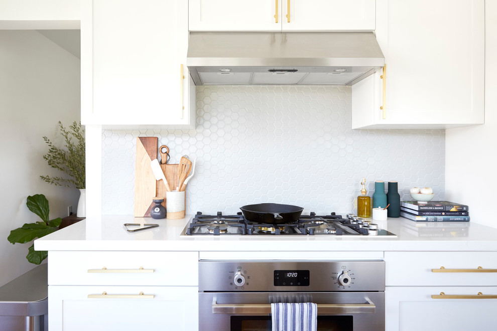 ロサンゼルスにあるお手頃価格の中くらいなエクレクティックスタイルのおしゃれなキッチン (白いキャビネット、グレーのキッチンパネル、セラミックタイルのキッチンパネル) の写真