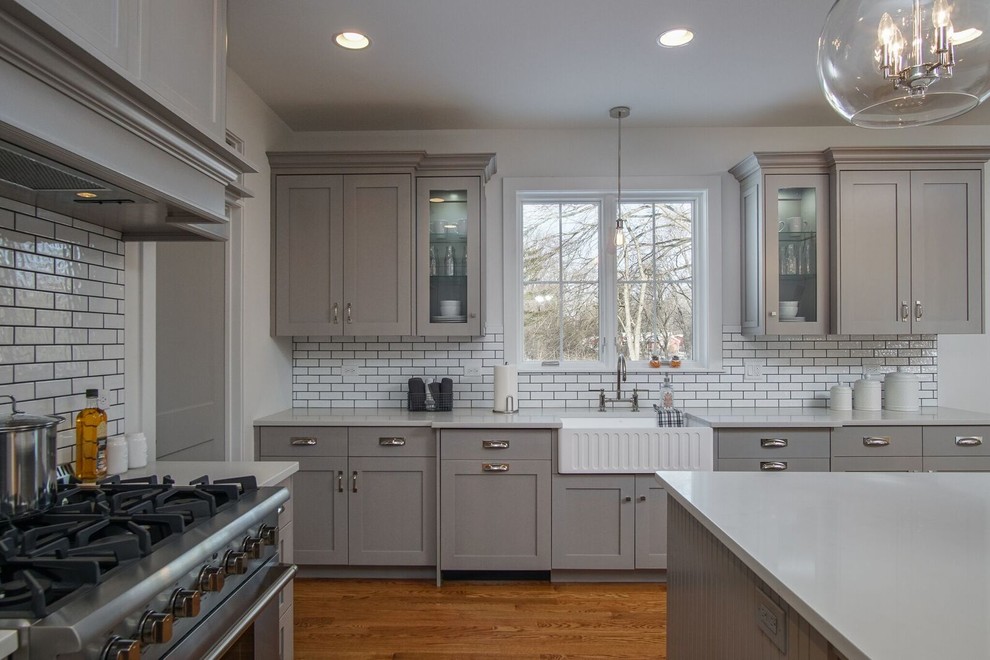 Foto di un cucina con isola centrale minimalista con ante in stile shaker e ante grigie