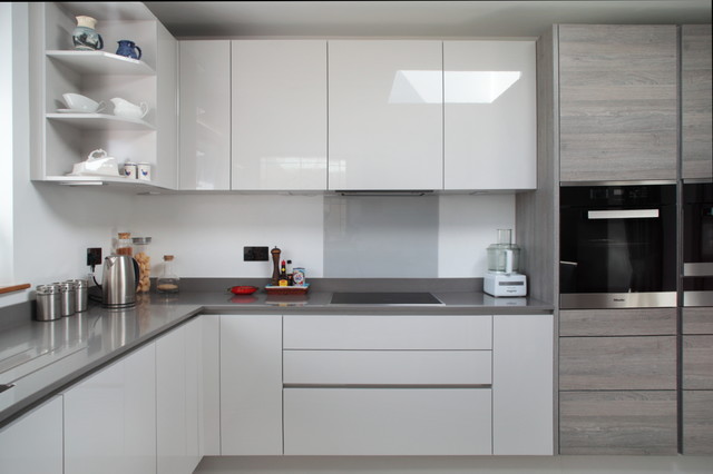 light grey high gloss kitchen with black worktop