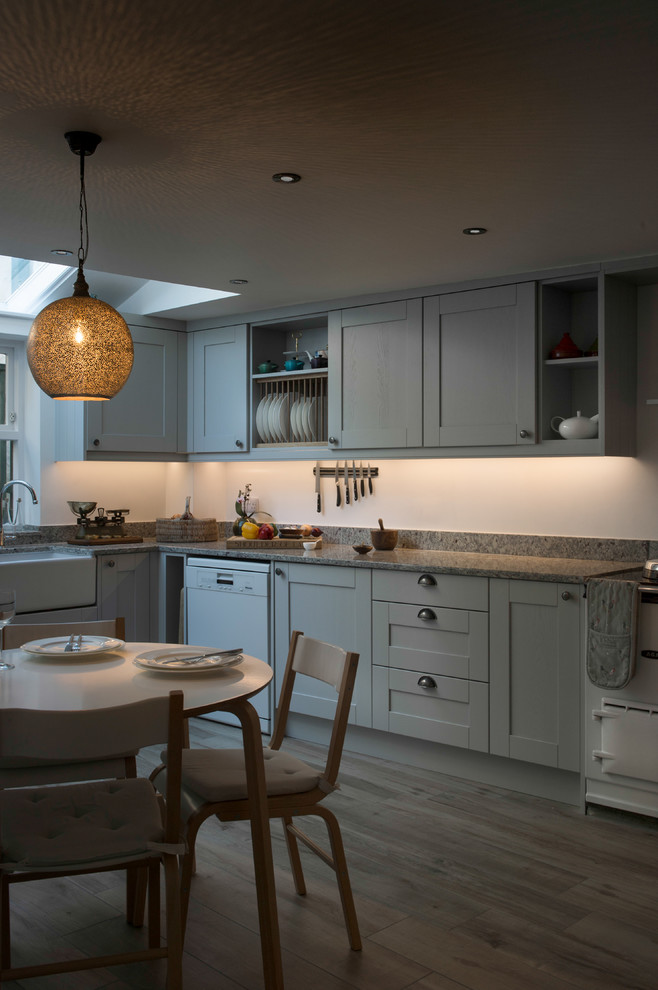 Mittelgroße Moderne Wohnküche in U-Form mit Schrankfronten im Shaker-Stil, grauen Schränken und Granit-Arbeitsplatte in Cornwall