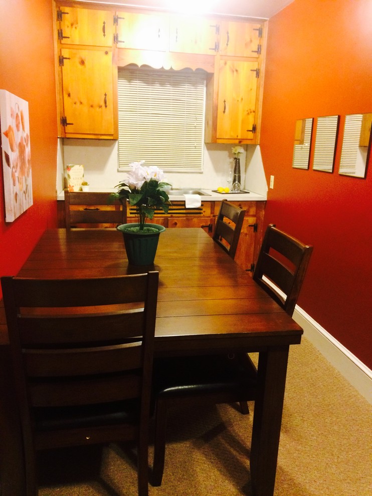 На фото: маленькая кухня в современном стиле с обеденным столом, белым фартуком и ковровым покрытием без острова для на участке и в саду с
