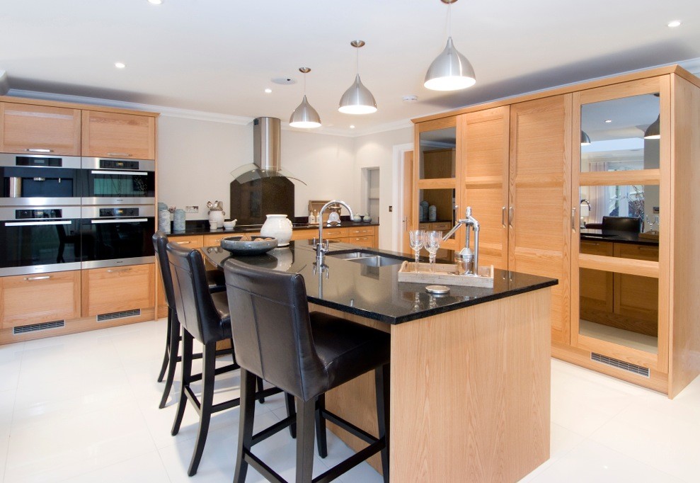 Klassische Wohnküche mit Doppelwaschbecken, hellen Holzschränken, Granit-Arbeitsplatte und Kücheninsel in London