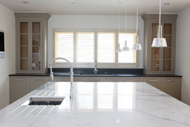 Esempio di una cucina minimalista con lavello integrato, ante in stile shaker, top in marmo, elettrodomestici da incasso e pavimento in gres porcellanato