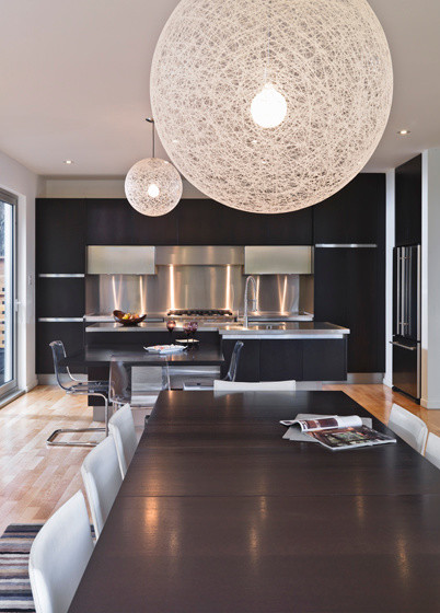 Kitchen - contemporary kitchen idea in Ottawa