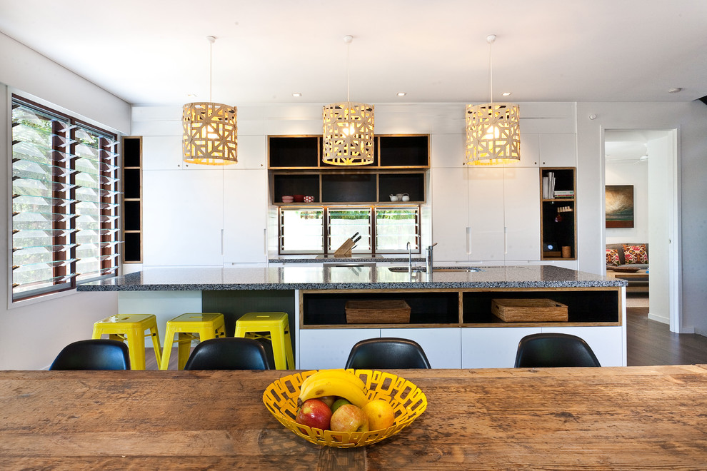 Moderne Küche mit Unterbauwaschbecken, flächenbündigen Schrankfronten, weißen Schränken, dunklem Holzboden und Kücheninsel in Sydney