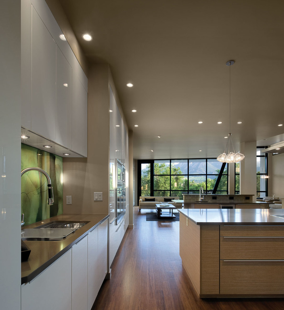 Свежая идея для дизайна: кухня в современном стиле с врезной мойкой и плоскими фасадами - отличное фото интерьера