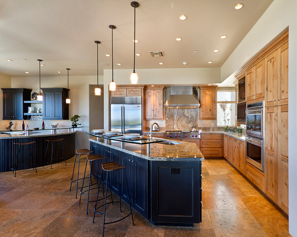 Moderne Küche in L-Form mit hellbraunen Holzschränken und Küchenrückwand in Beige in Phoenix