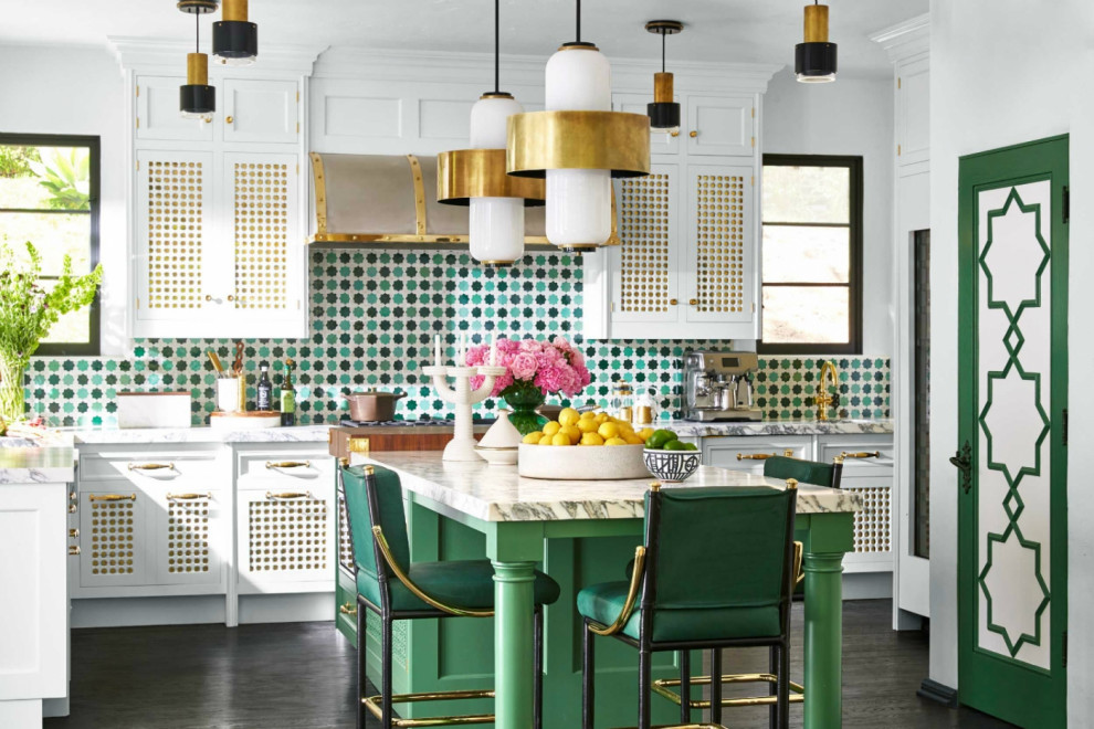 Idées déco pour une cuisine classique en L avec un placard avec porte à panneau encastré, des portes de placard blanches, une crédence verte, une crédence en mosaïque, parquet foncé, îlot, un sol noir et un plan de travail blanc.