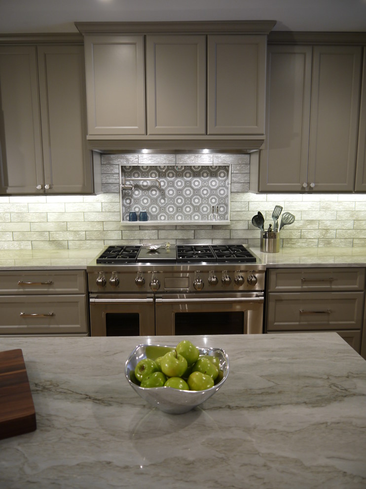Example of a large transitional u-shaped light wood floor and brown floor eat-in kitchen design in Chicago with an undermount sink, gray cabinets, quartzite countertops, gray backsplash, marble backsplash, stainless steel appliances, an island, multicolored countertops and shaker cabinets