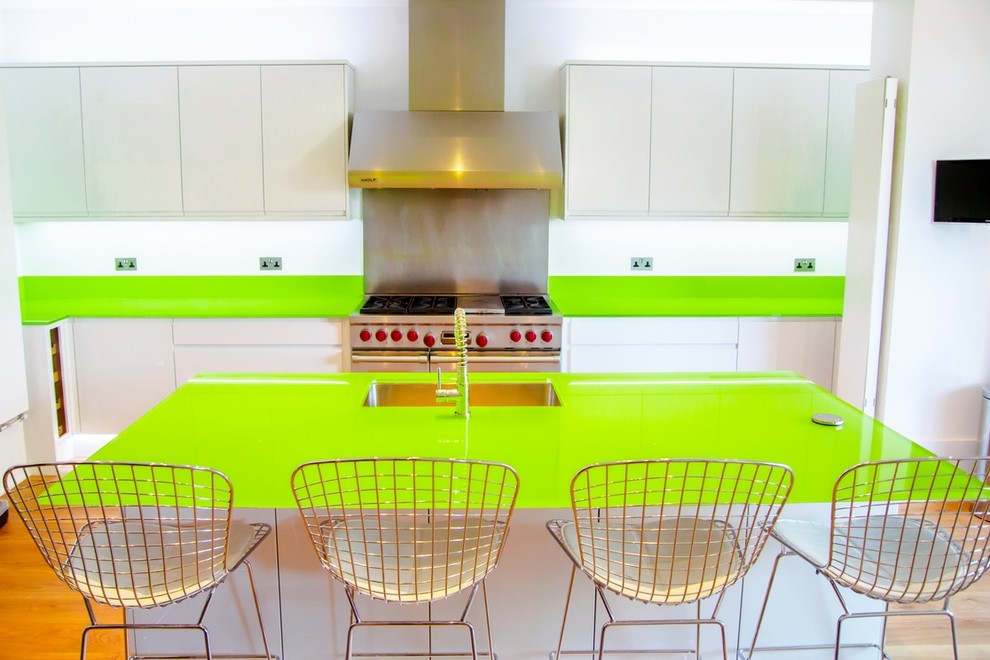 Ispirazione per una cucina minimalista con paraspruzzi verde e paraspruzzi con lastra di vetro