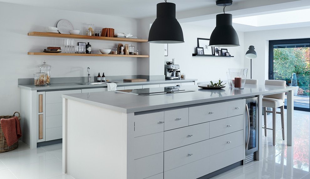 Esempio di una cucina minimal con lavello sottopiano, ante lisce, ante bianche, pavimento grigio e top grigio