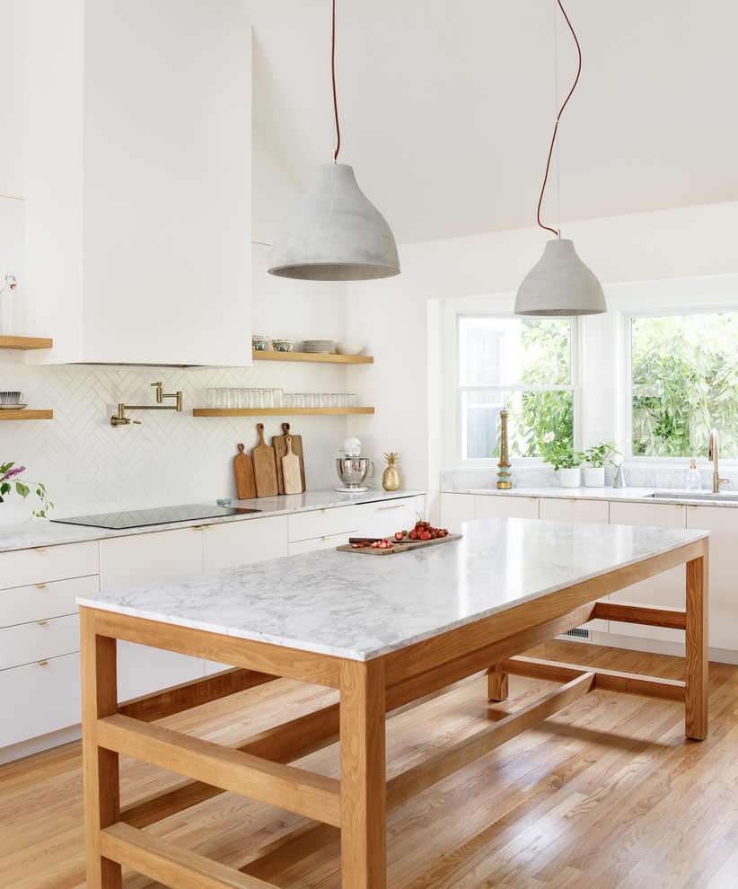 Bild på ett mellanstort funkis kök, med en undermonterad diskho, släta luckor, vita skåp, bänkskiva i kvarts, vitt stänkskydd, en köksö, beiget golv och ljust trägolv