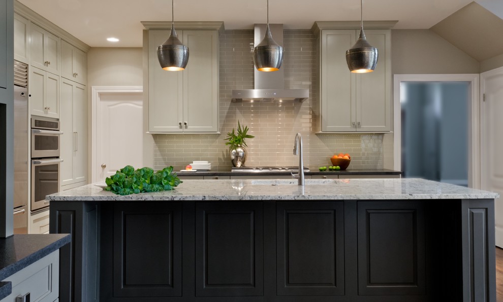 Klassisk inredning av ett stort kök, med en undermonterad diskho, luckor med upphöjd panel, blå skåp, granitbänkskiva, grått stänkskydd, stänkskydd i keramik, rostfria vitvaror, mellanmörkt trägolv och en köksö