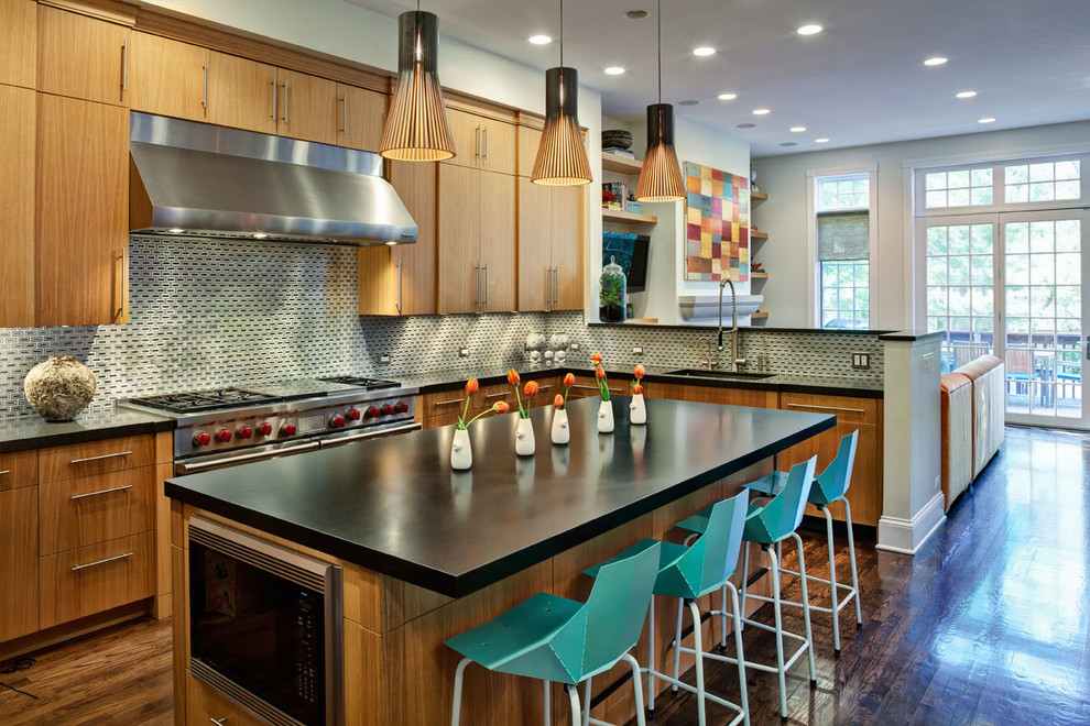 Moderne Küche mit Unterbauwaschbecken, flächenbündigen Schrankfronten, hellbraunen Holzschränken und Rückwand aus Mosaikfliesen in Chicago