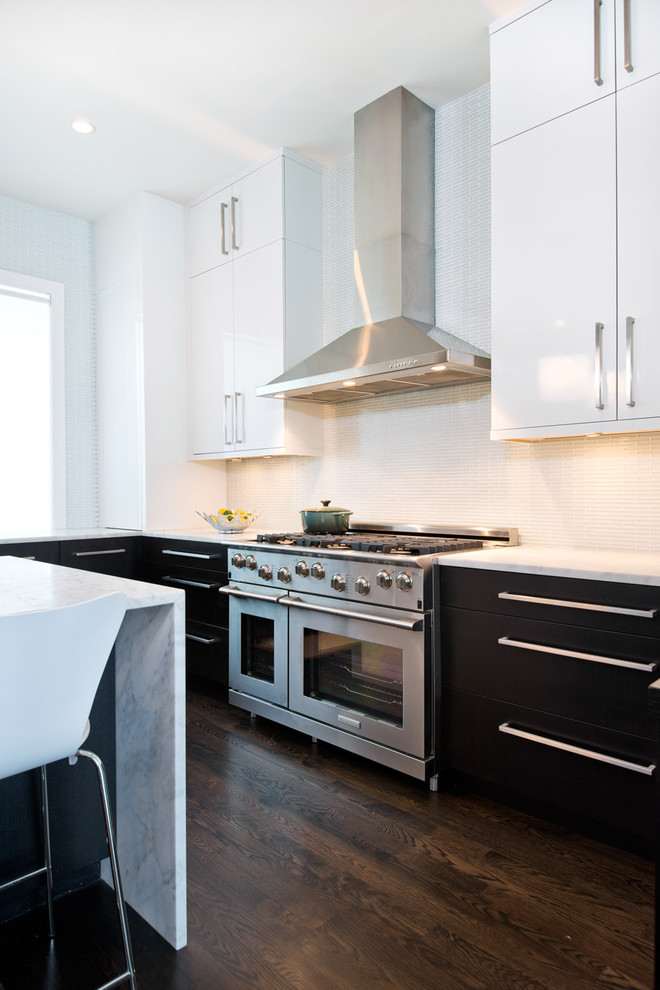 Imagen de cocina minimalista con encimera de mármol y electrodomésticos de acero inoxidable