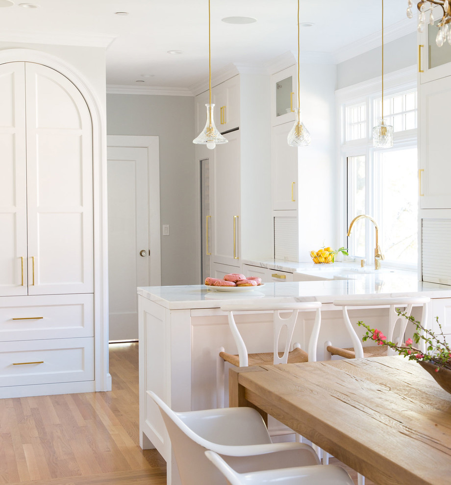 Idéer för mellanstora funkis kök, med en rustik diskho, luckor med infälld panel, vita skåp, marmorbänkskiva, stänkskydd i marmor och mellanmörkt trägolv
