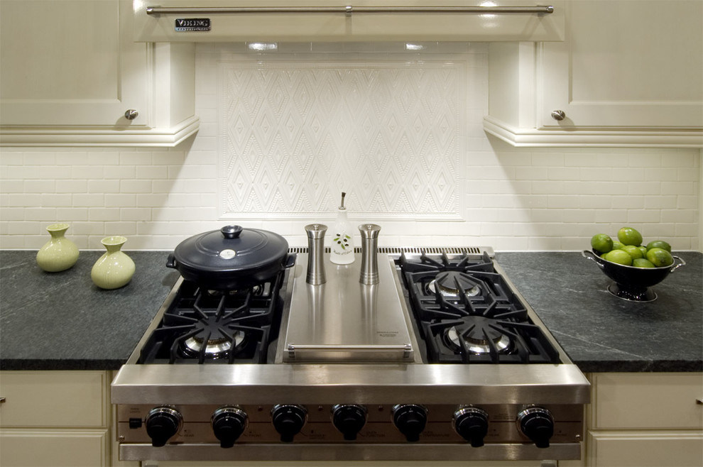 Klassische Küche mit Küchengeräten aus Edelstahl, Speckstein-Arbeitsplatte und Küchenrückwand in Weiß in Chicago