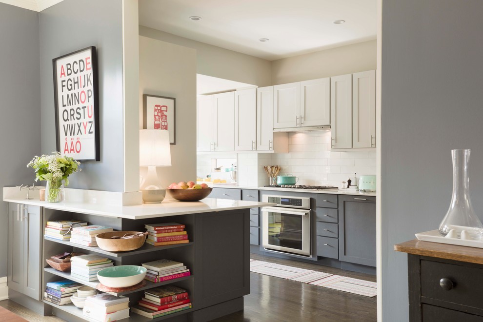 Exempel på ett mellanstort klassiskt grå grått kök, med en undermonterad diskho, skåp i shakerstil, vita skåp, bänkskiva i kvarts, vitt stänkskydd, stänkskydd i tunnelbanekakel, rostfria vitvaror, mörkt trägolv, en halv köksö och brunt golv