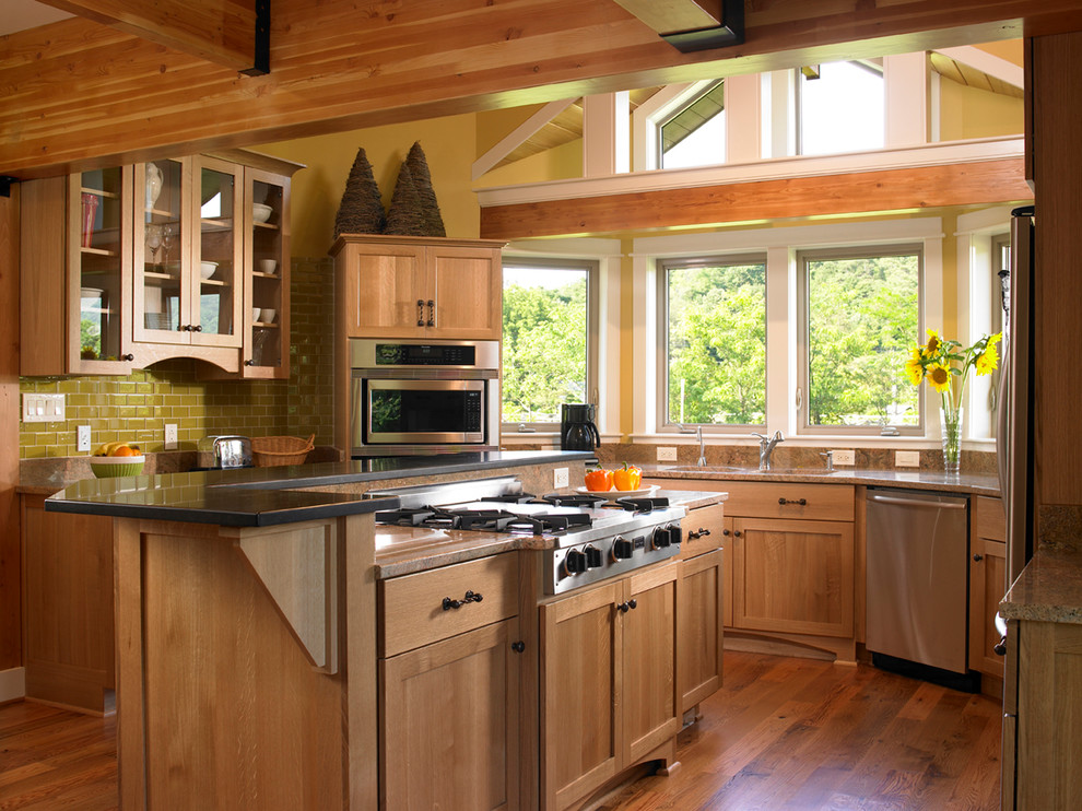 На фото: угловая кухня в стиле кантри с фасадами с утопленной филенкой, фасадами цвета дерева среднего тона, паркетным полом среднего тона, островом и коричневым полом с