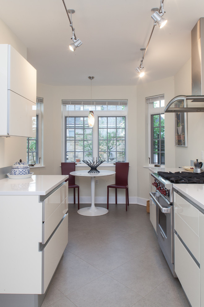 Exemple d'une cuisine parallèle moderne fermée avec un placard à porte vitrée, des portes de placard blanches, un plan de travail en quartz, une crédence métallisée, un électroménager en acier inoxydable et un sol en linoléum.