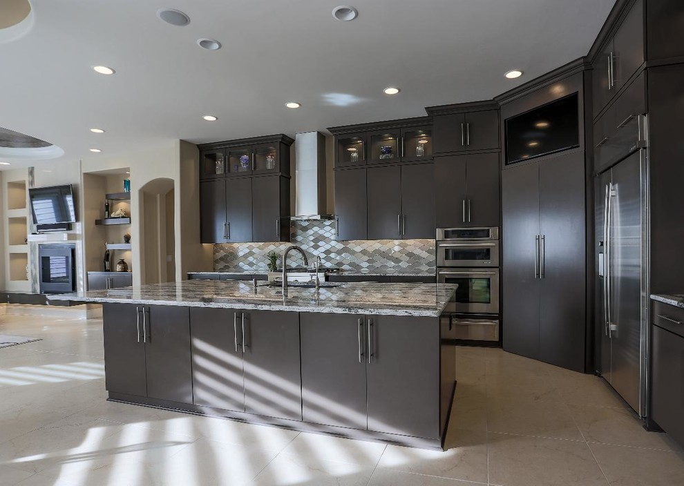 Exempel på ett stort medelhavsstil grå grått kök, med en undermonterad diskho, släta luckor, bruna skåp, granitbänkskiva, flerfärgad stänkskydd, stänkskydd i mosaik, integrerade vitvaror, travertin golv, en köksö och beiget golv