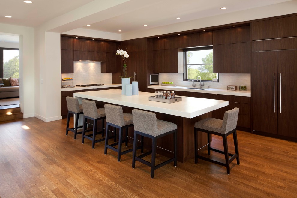 Moderne Küche in L-Form mit flächenbündigen Schrankfronten, dunklen Holzschränken und Küchenrückwand in Weiß in Minneapolis