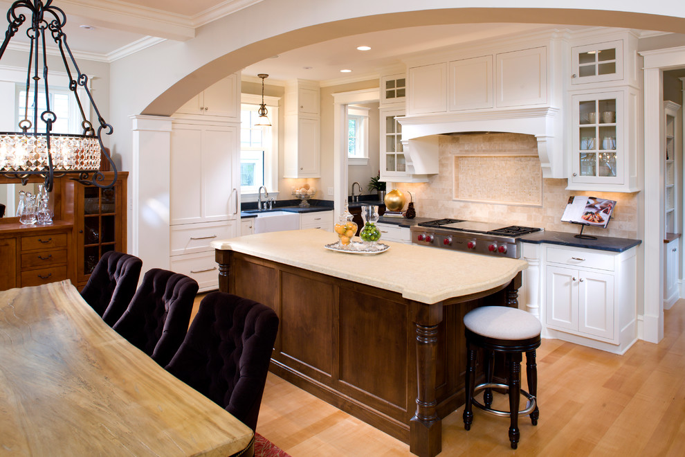 Example of a classic kitchen design in Minneapolis